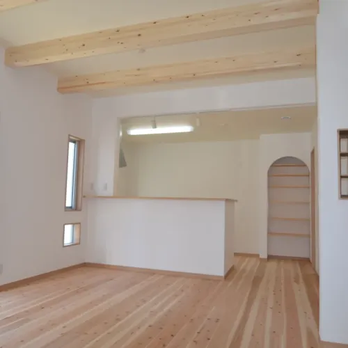 杉の無垢材の床と漆喰（カルクウォール）の家　姫路市 N様邸のサムネイル